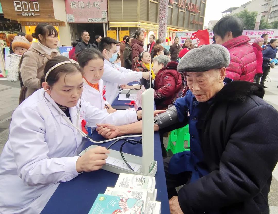 屏山县开展“世界艾滋病日”主题宣传 免费计生用品助力健康普及